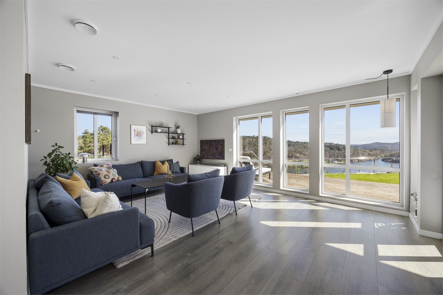 Store vindusflater og utgang til terrassen slipper rikelig med lys inn.