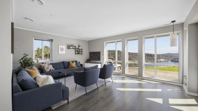 Store vindusflater og utgang til terrassen slipper rikelig med lys inn.