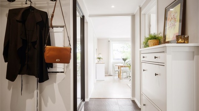 Lys og moderne gang med downlights, gulvvarme og gode oppbevaringsmuligheter - en naturlig og stilren overgang til boligens øvrige rom