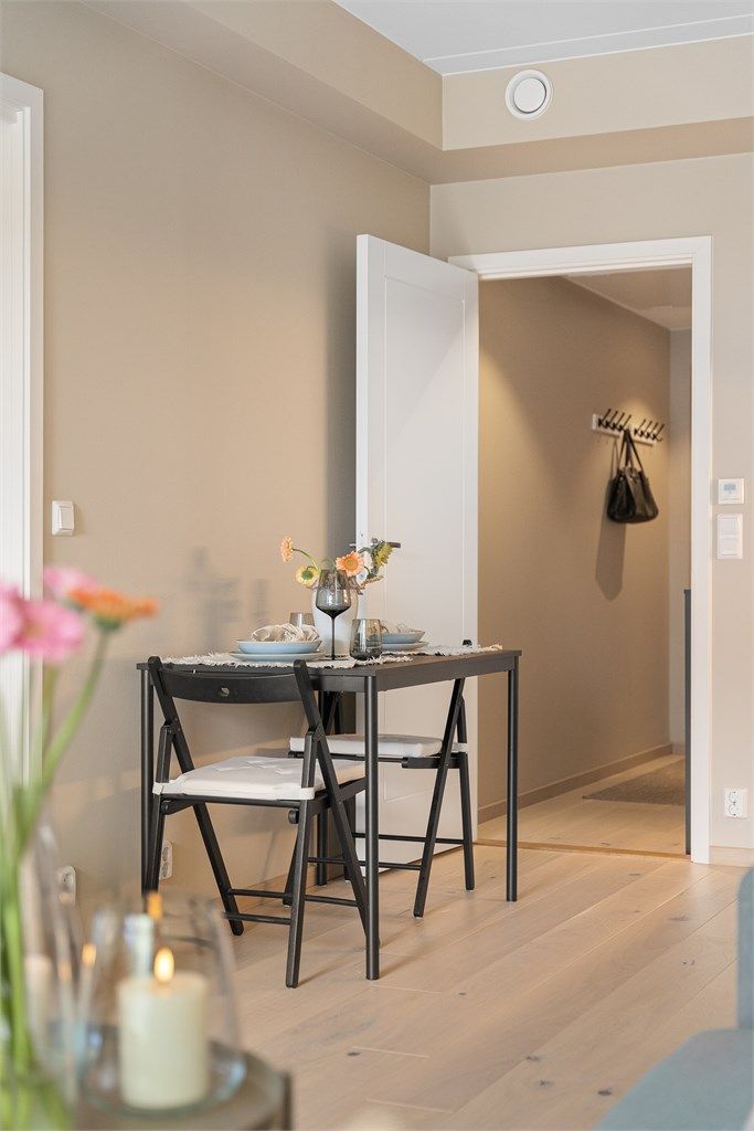 Det er plass til en liten spiseplass i overgangen mellom stue og entré.