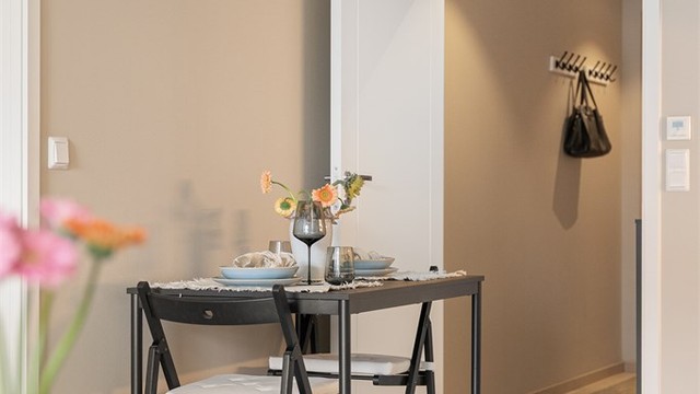Det er plass til en liten spiseplass i overgangen mellom stue og entré.