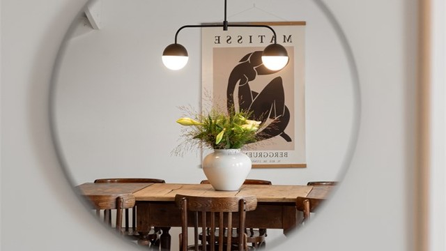 Lyst og gjennomført interiør med gjennomgående parkettgulv.