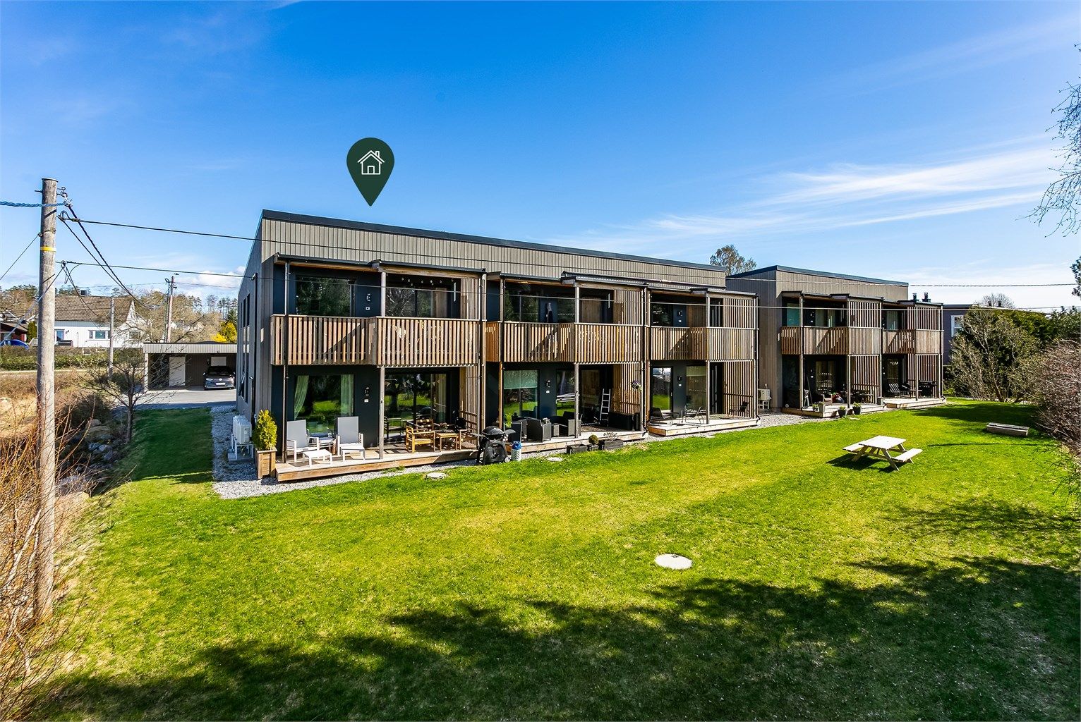 Denne leiligheten har en spesielt attraktiv plassering på enden av andre etasje, ytterst i sameiet.