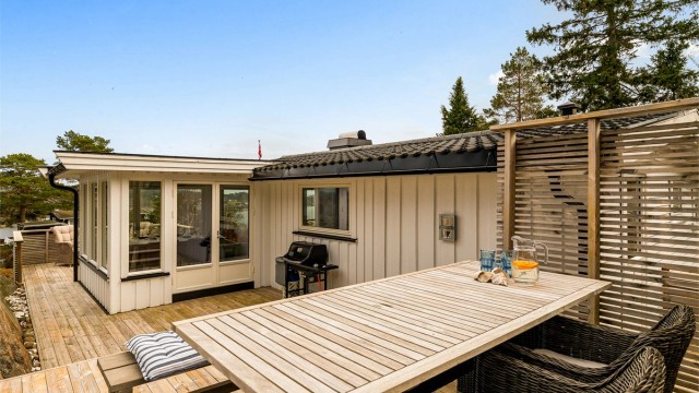 Her får du rikelig med sol, samtidig som du sitter skjermet og lunt til. Perfekt plass for varme og lange sommerkvelder.