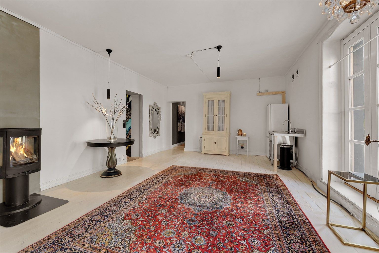 Leiligheten har store vindusflater som slipper inn godt med lys.