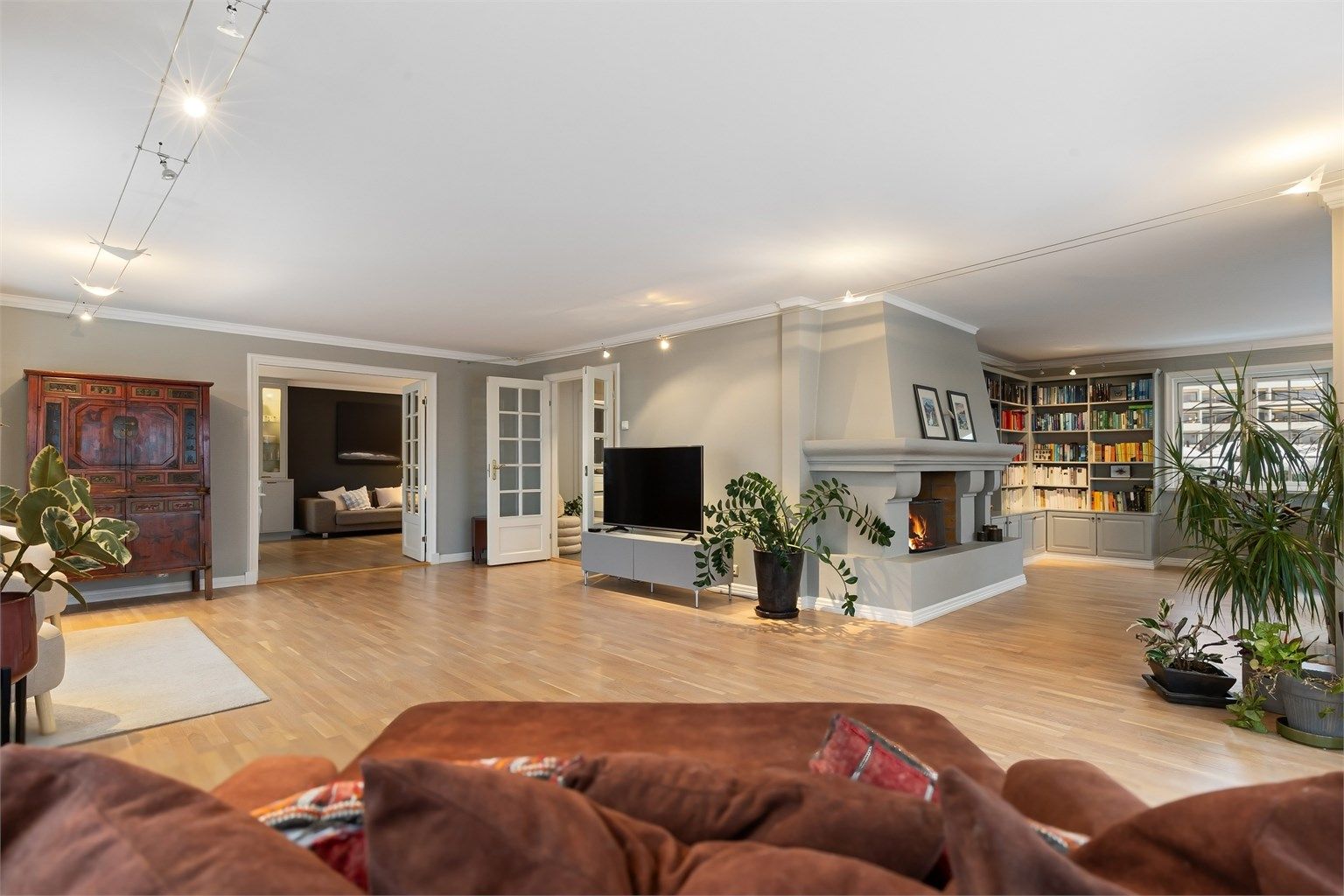 Stuen har gode møbleringsmuligheter med plass for flere soner