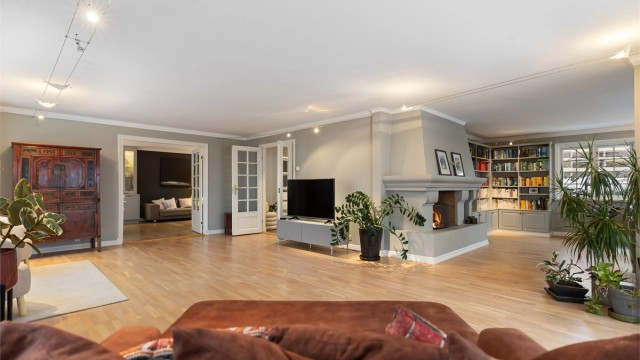 Stuen har gode møbleringsmuligheter med plass for flere soner