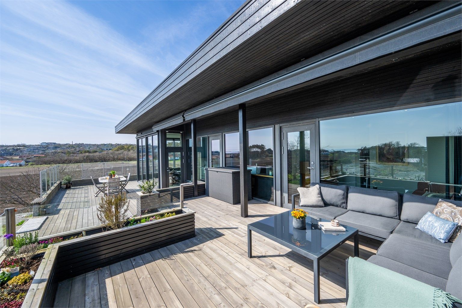 Boligen imponerer med rene linjer, betong og store vindusflater fra gulv til tak som slipper naturen helt inn