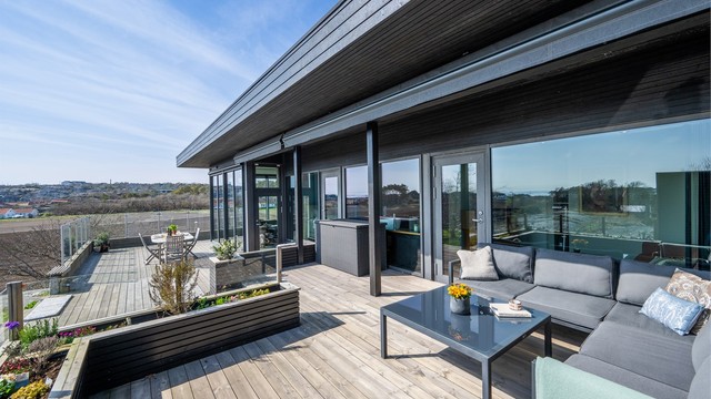 Boligen imponerer med rene linjer, betong og store vindusflater fra gulv til tak som slipper naturen helt inn