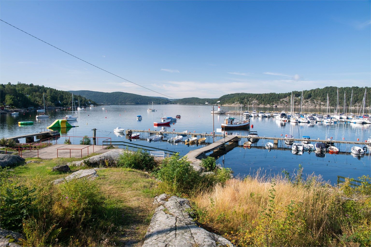 10 min gange til badeplass og båtmarina, som er kåret til Nesoddens fineste badestrand- Hver sommer sjøsettes flotte vannleker til glede for liten og stor