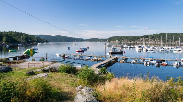 10 min gange til badeplass og båtmarina, som er kåret til Nesoddens fineste badestrand- Hver sommer sjøsettes flotte vannleker til glede for liten og stor