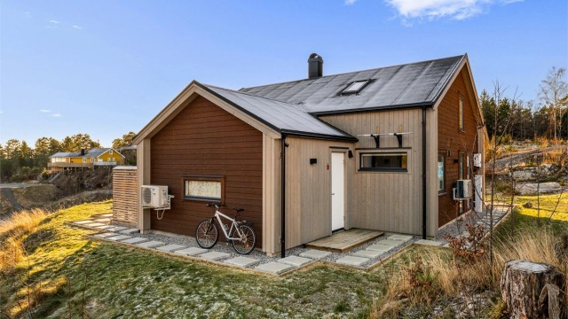 Moderne design med rene linjer og en begrenset og velvalgt farge-palett fratar ikke oppmerksomheten fra den unike beliggenheten og den flotte utsikten.