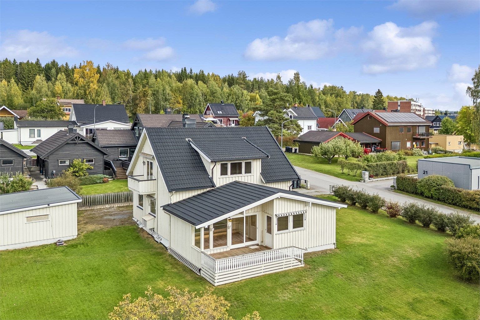 Velkommen til Løypevegen 20 - Enebolig over to plan med attraktiv og barnevennlig beliggenhet. 
