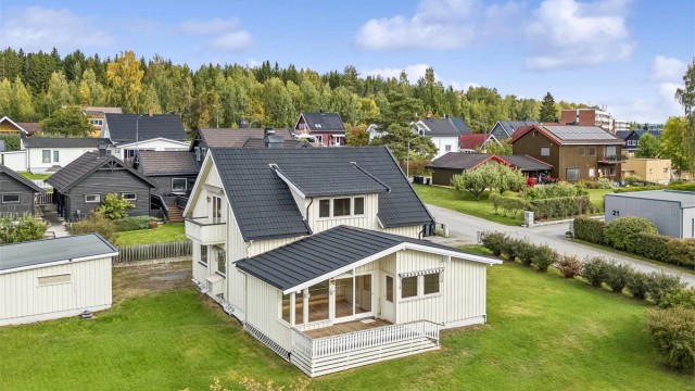 Velkommen til Løypevegen 20 - Enebolig over to plan med attraktiv og barnevennlig beliggenhet.