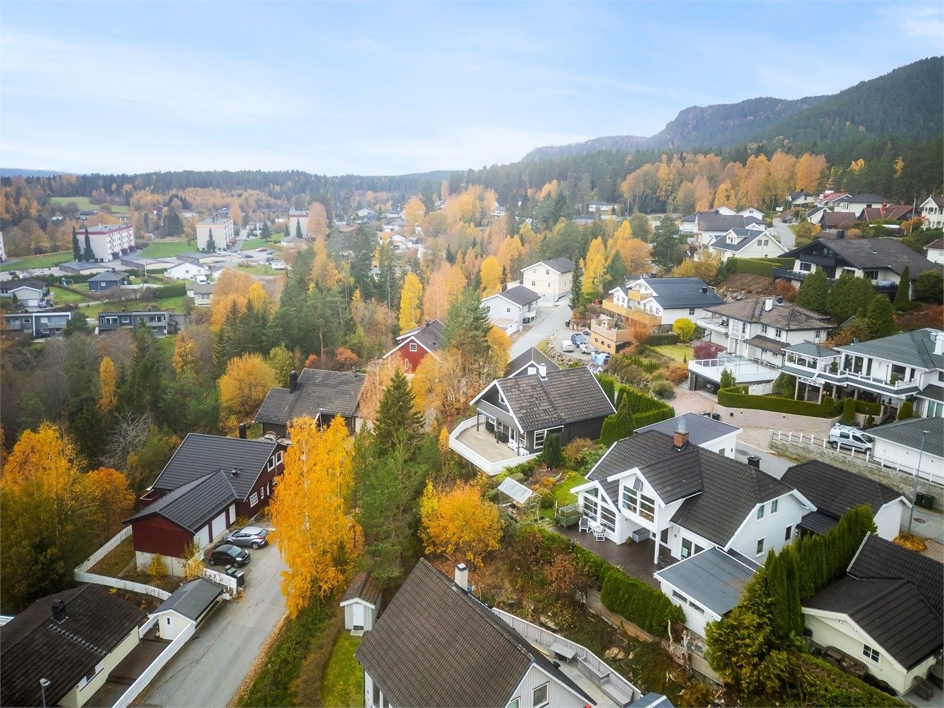 IF Birkebeineren er et aktivt idrettslag i nærmiljøet med eget klubbhus, kunstgressbane og tennisbaner