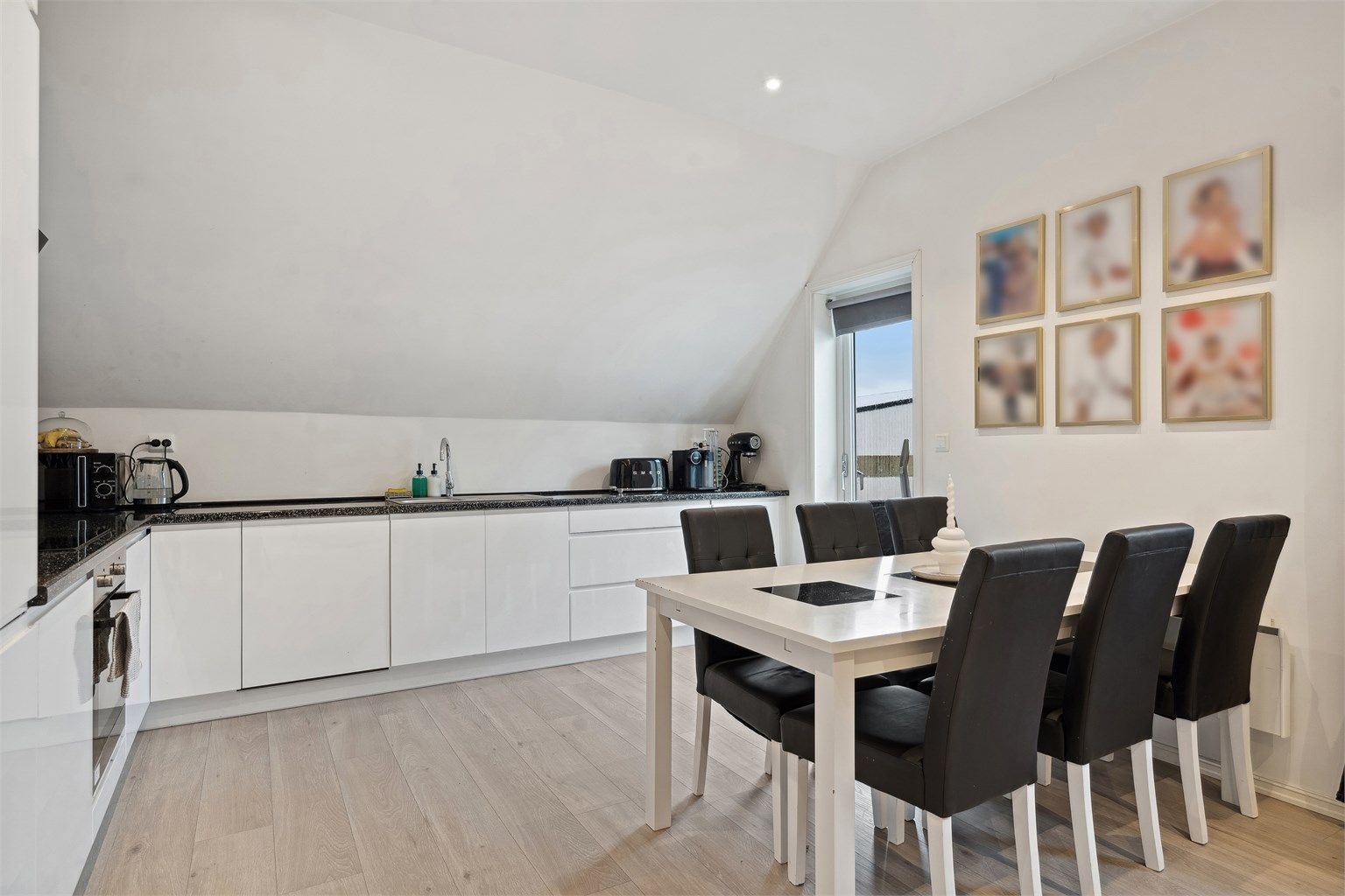 Kjøkken med spiseplass i 2. etasje