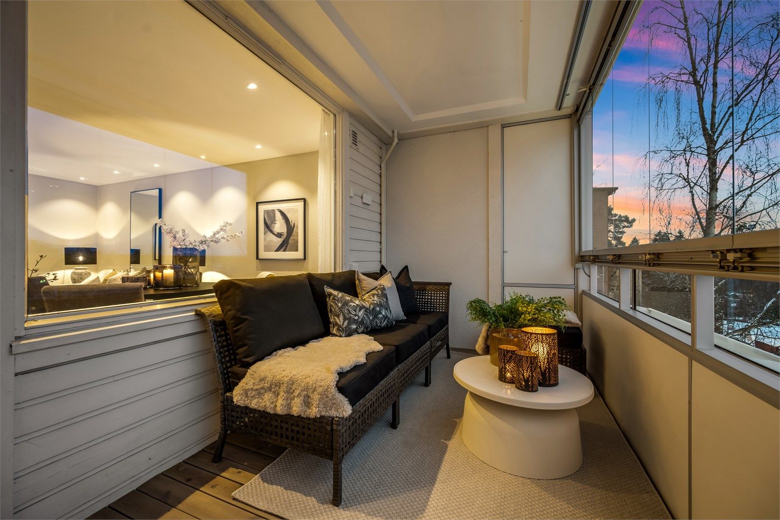 Svært begrenset med innsyn, noe som gjør at balkongen oppleves som privat og tilbaketrukket.