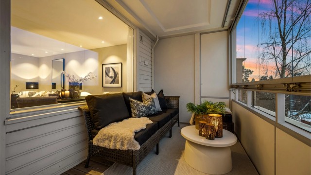 Svært begrenset med innsyn, noe som gjør at balkongen oppleves som privat og tilbaketrukket.