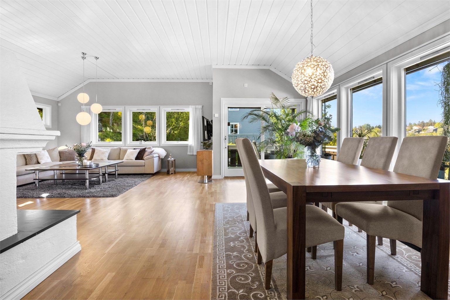Stue - Direkte utgang fra stue til vestvendt terrasse målt til 34m² - Det er montert automatiske persienne på utsiden av vinduer mot vest.