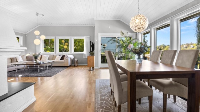 Stue - Direkte utgang fra stue til vestvendt terrasse målt til 34m² - Det er montert automatiske persienne på utsiden av vinduer mot vest.