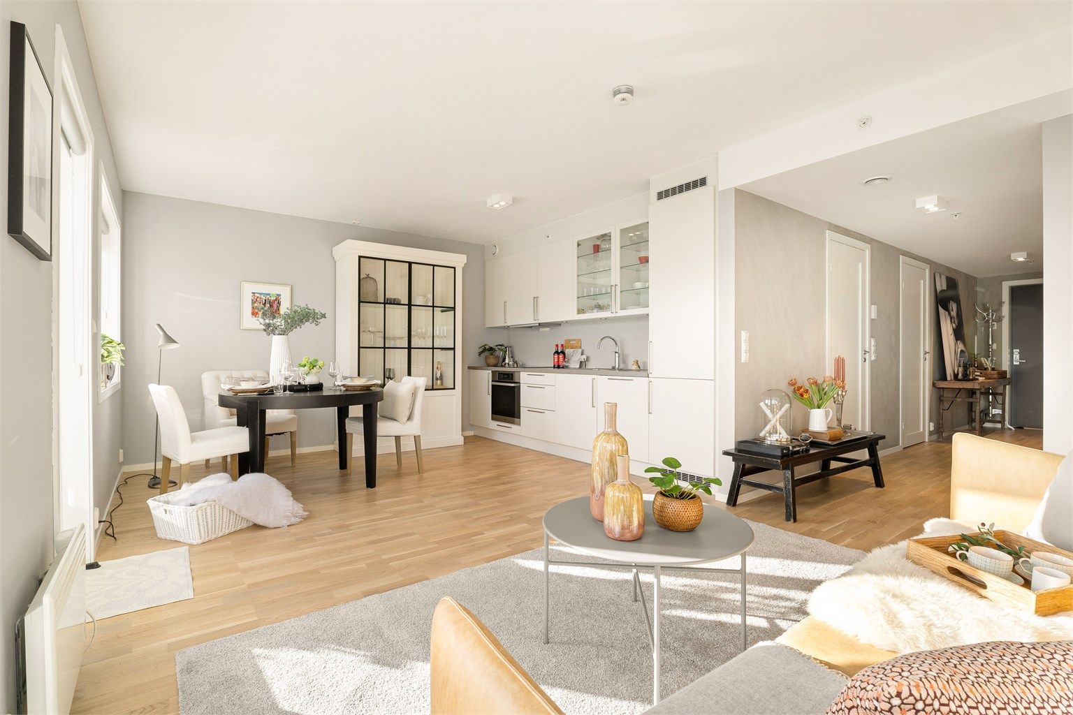 Flott kjøkkeninnredning levert av HTH med laminat benkeplate.