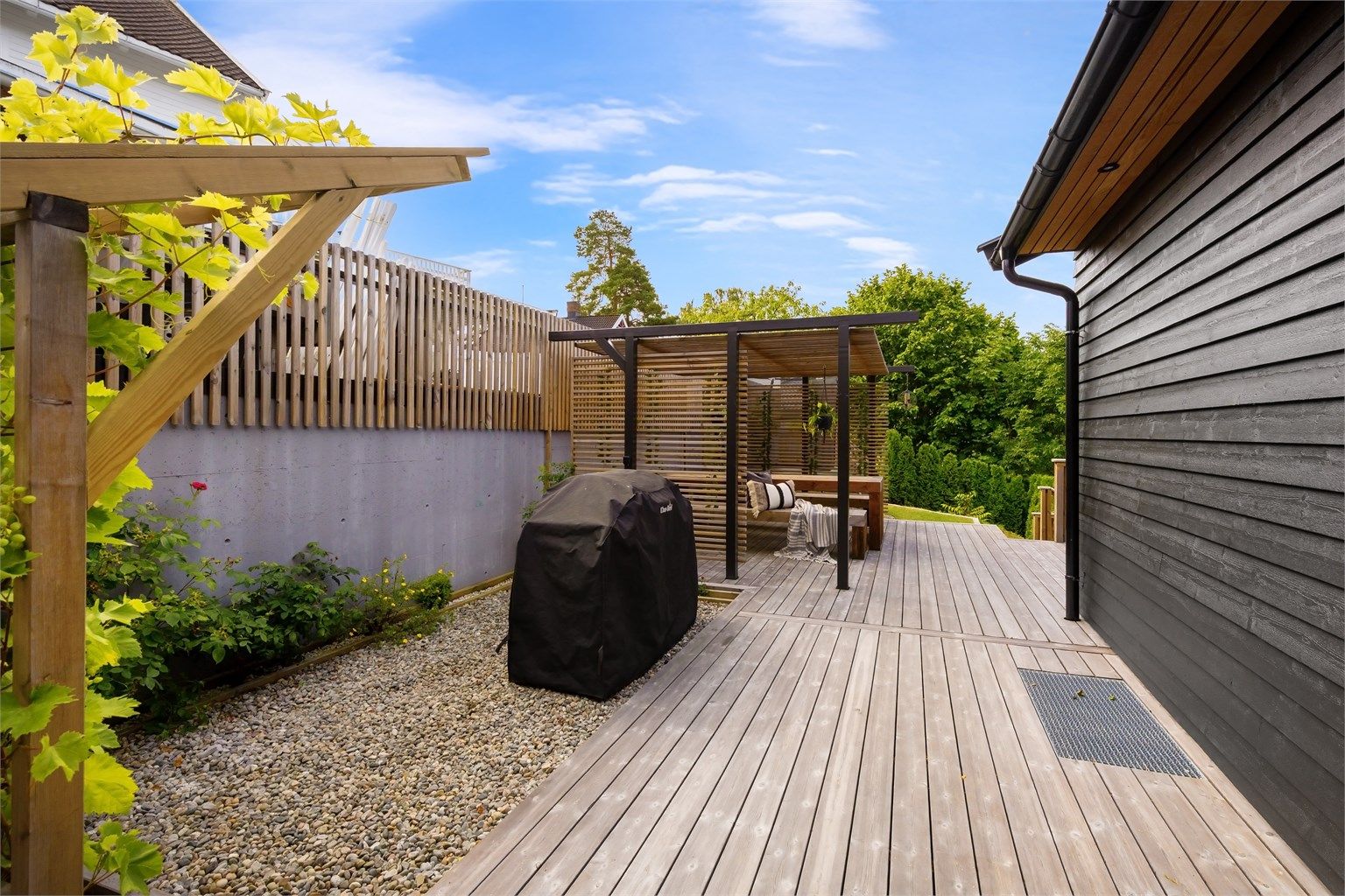 Stor terrasse på 52 m² med pergola og god plass for utemøbler.