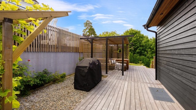 Stor terrasse på 52 m² med pergola og god plass for utemøbler.