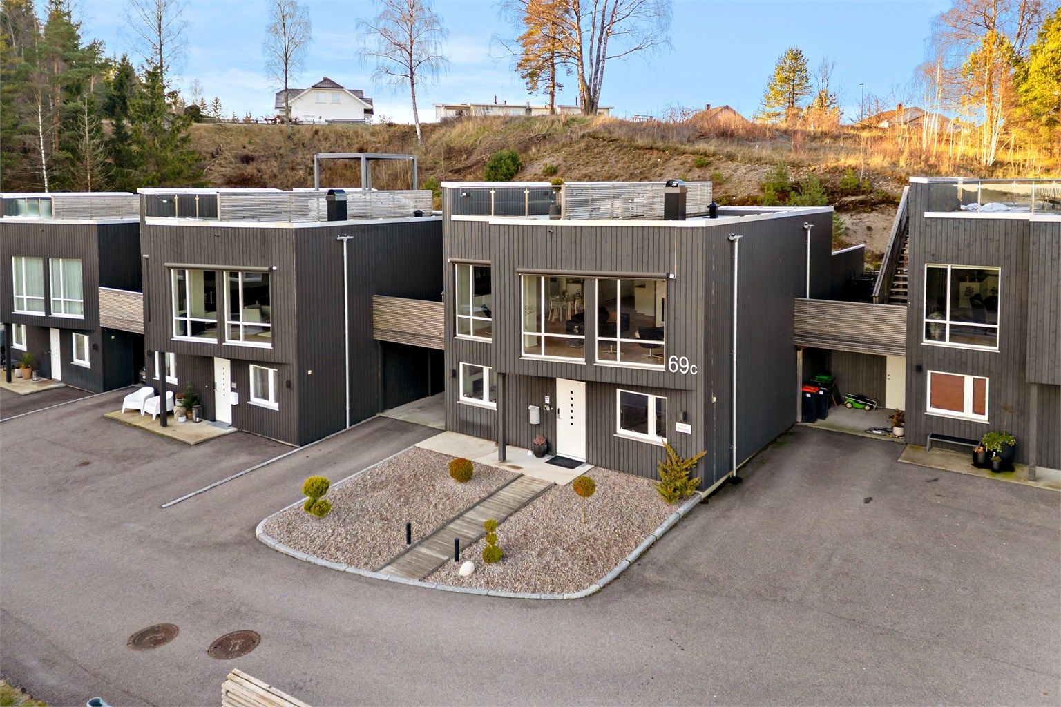 Det er svært gode buss forbindelser til både Skien og Porsgrunn. Boligen ligger slik til at her kjører en bompenge fritt til sykehuset Telemark, Herkules området, Skien fritidspark, samt hele kjørbekk området.