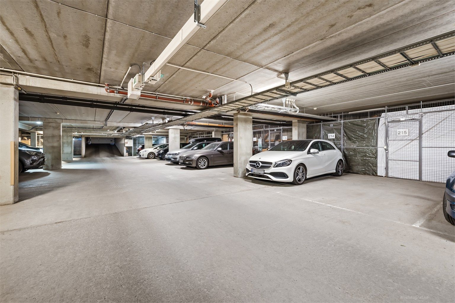 Medfølgende bruksrett på en parkeringsplass på 11 kvm (nr. 219 iflg. selger) i felles oppvarmet garasjeanlegg.