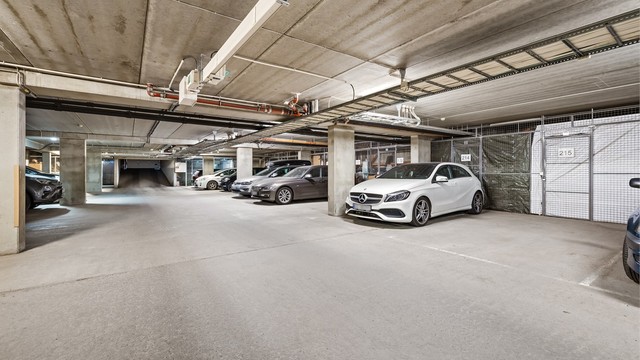 Medfølgende bruksrett på en parkeringsplass på 11 kvm (nr. 219 iflg. selger) i felles oppvarmet garasjeanlegg.