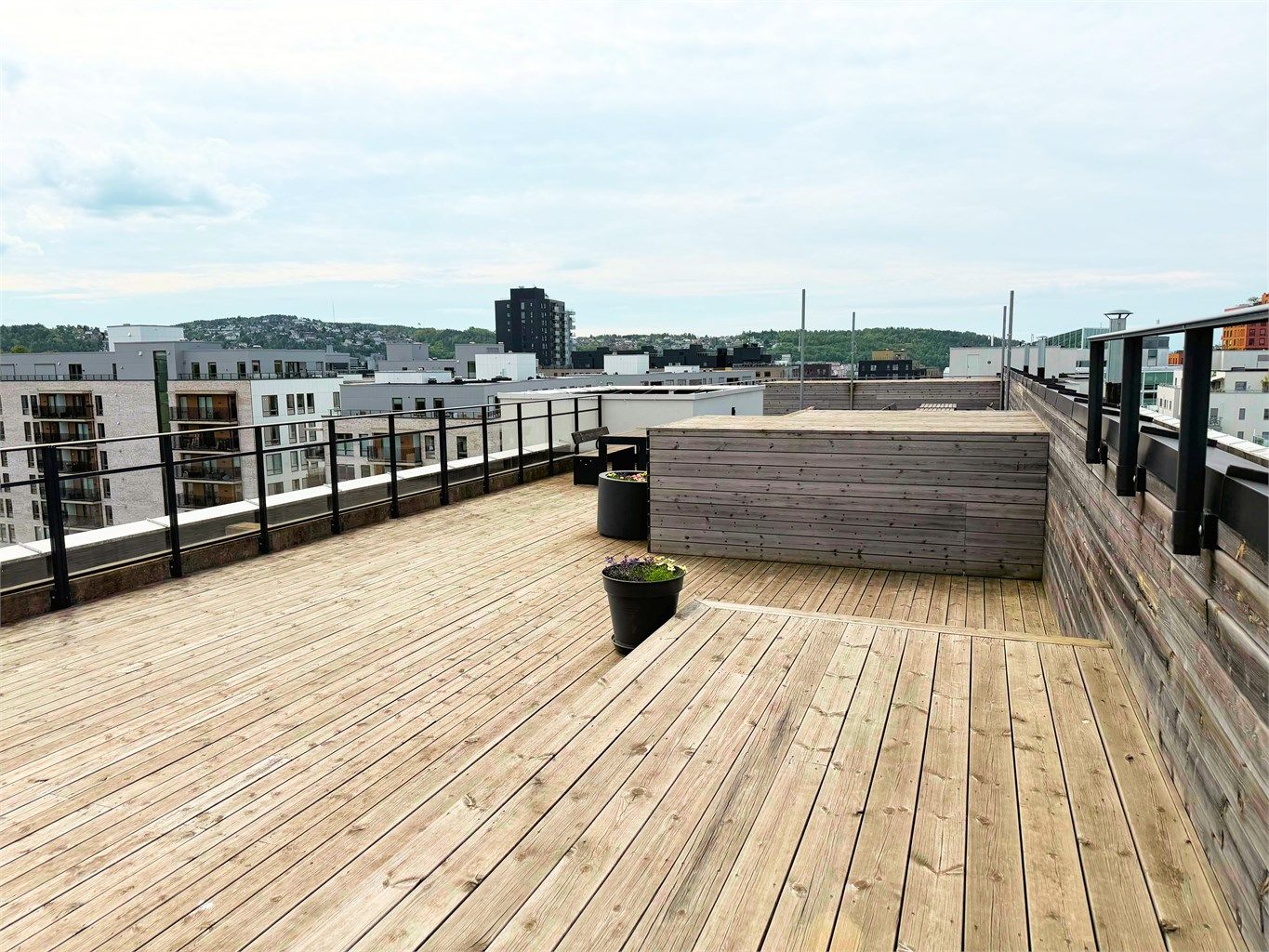 Sameiet har en stor, felles takterrasse som kan benyttes av alle beboerne. (Selgers bilde)