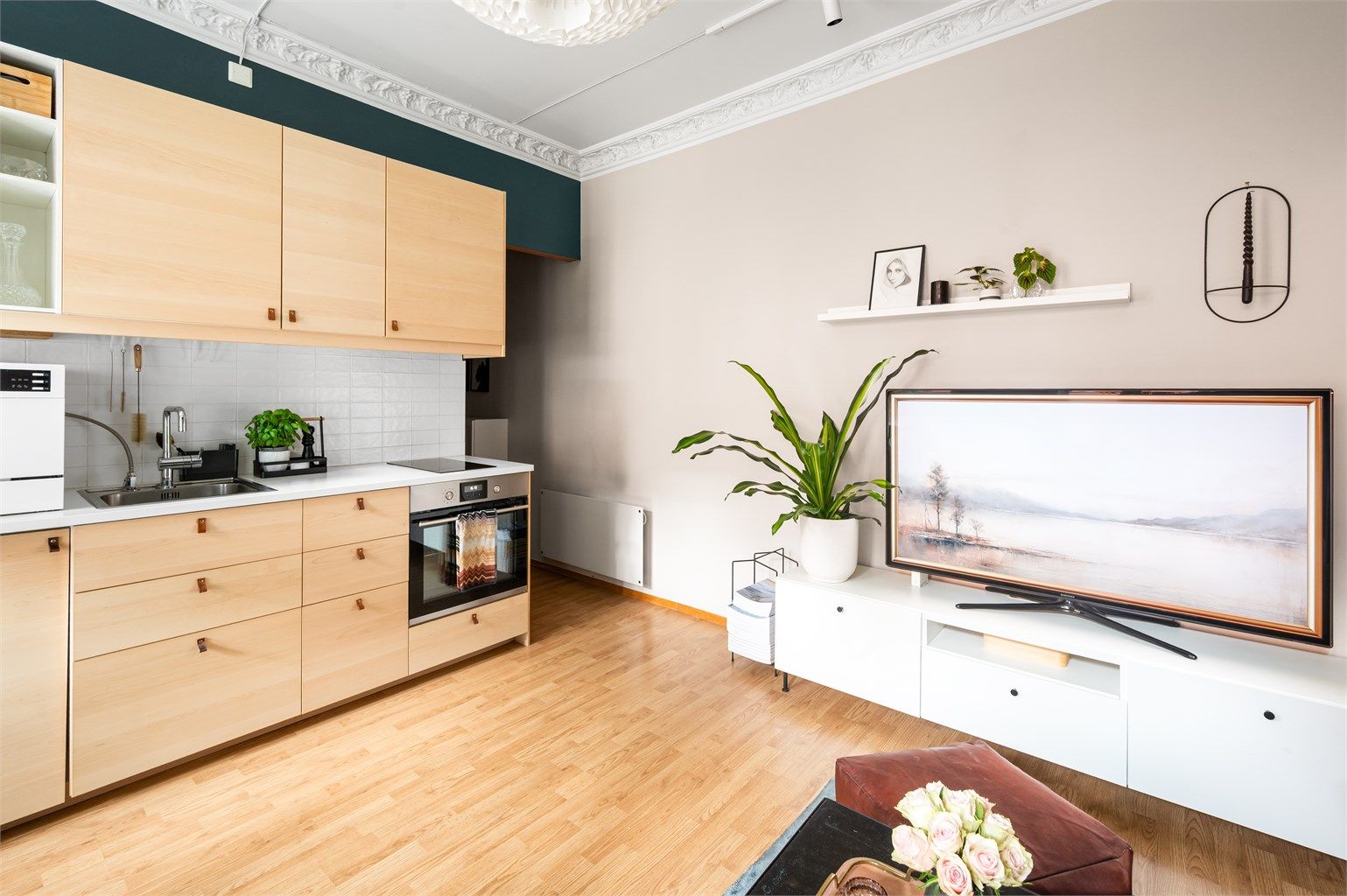 Delikat og moderne kjøkken som ligger i en sosial løsning til stuen.