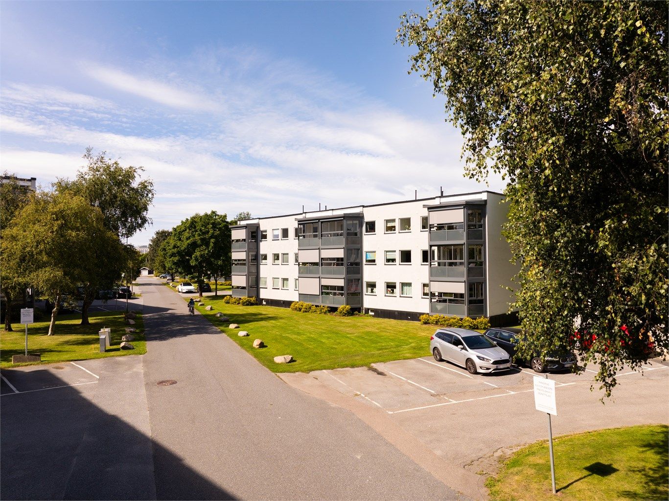 Leiligheten ligger i enden av bygget i øverste etasje.
