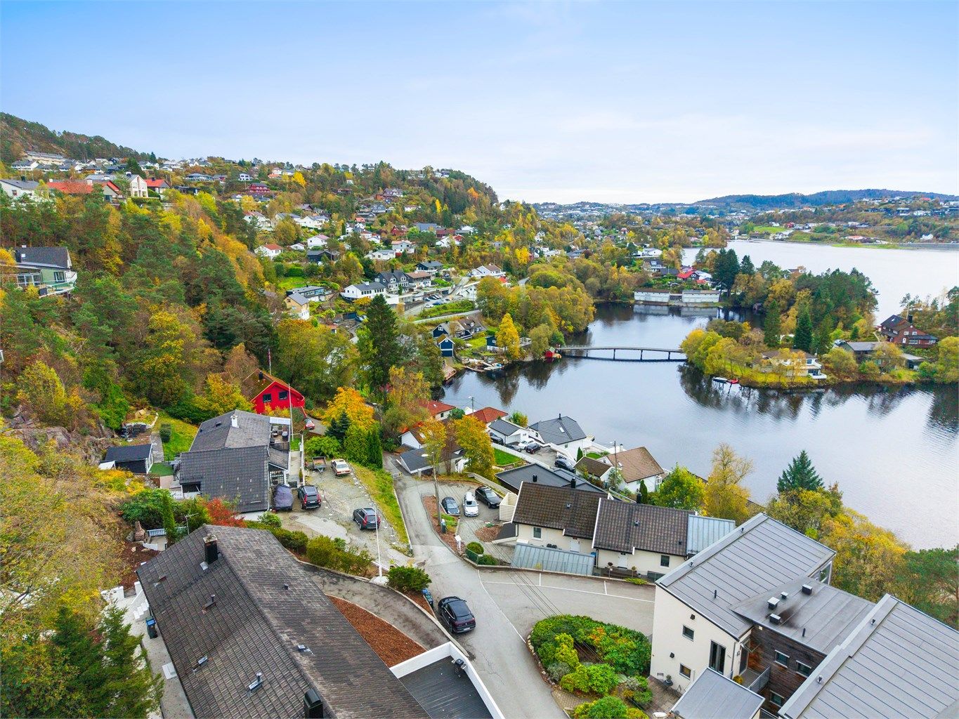 Etablert og barnevennlig boligområde ved Sælenvannet, med kort vei til skoler, barnehager og bussforbindelser.