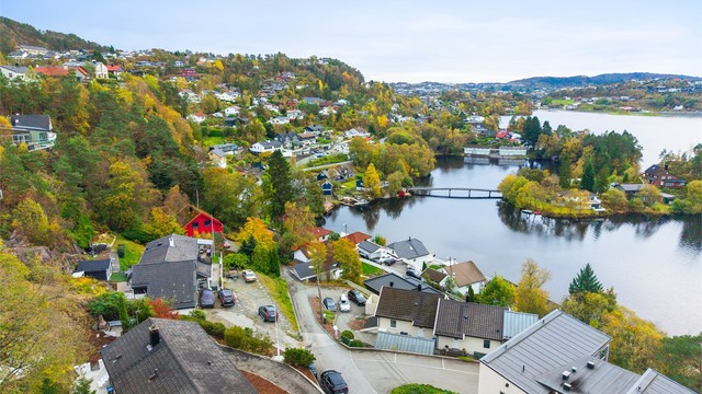 Etablert og barnevennlig boligområde ved Sælenvannet, med kort vei til skoler, barnehager og bussforbindelser.