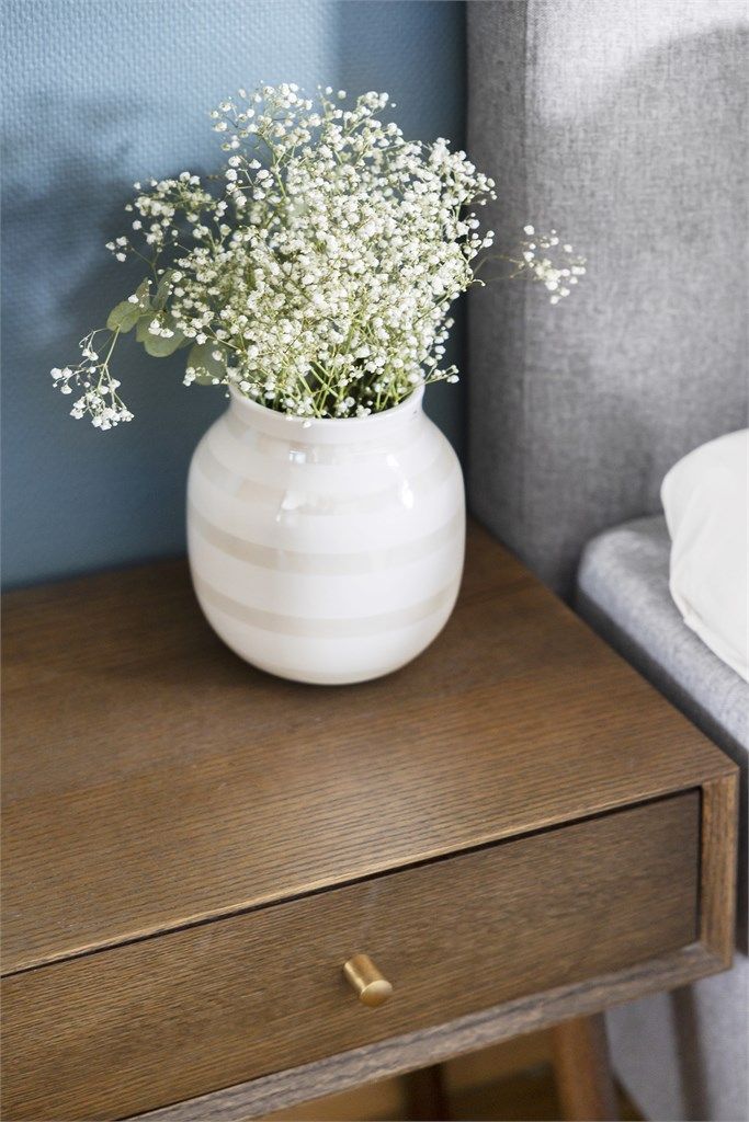 Rommet har god plass til både dobbeltseng og nattbord