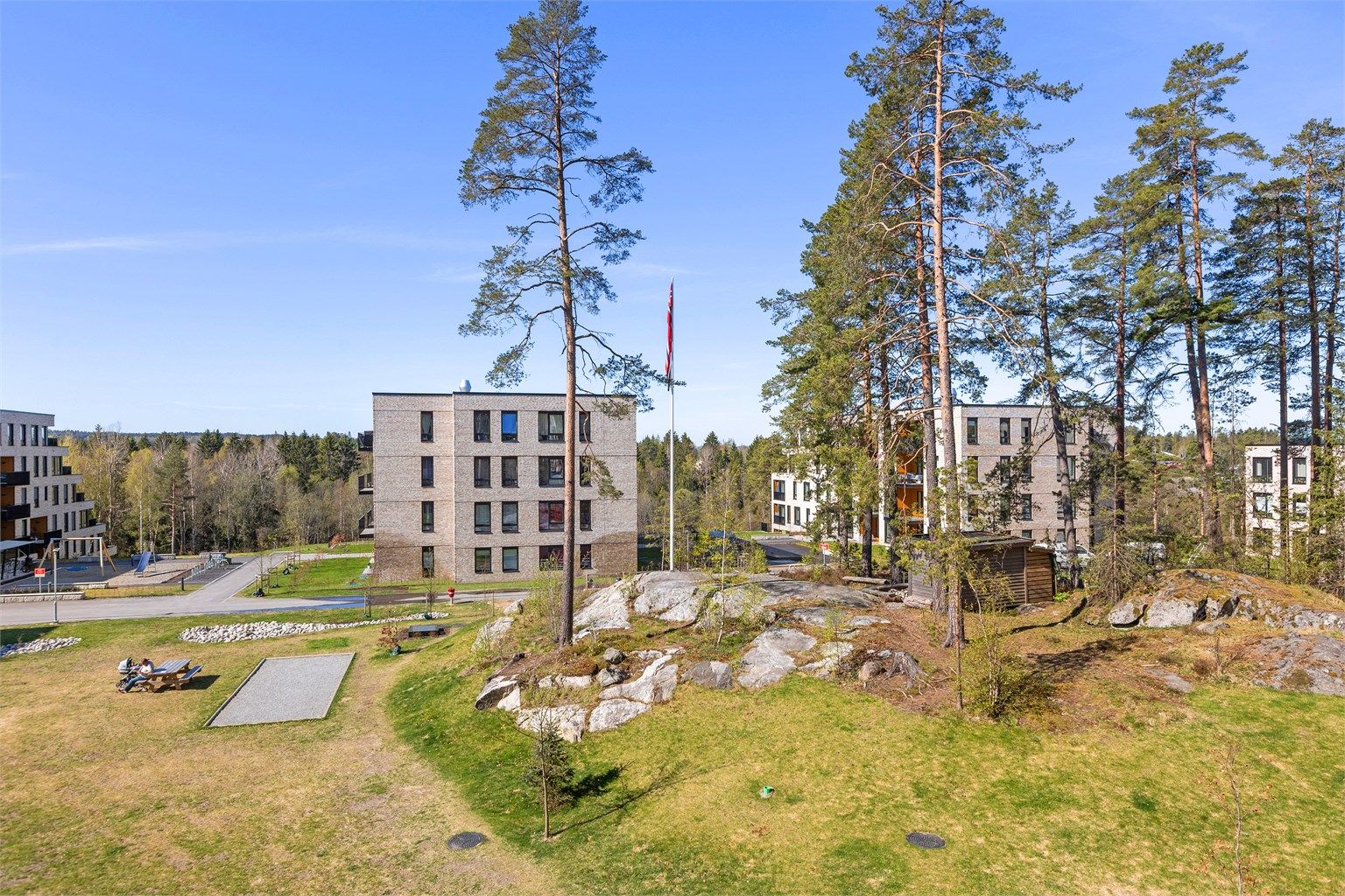 Et barnevennlig område med lekeplasser og trygge fellesarealer.