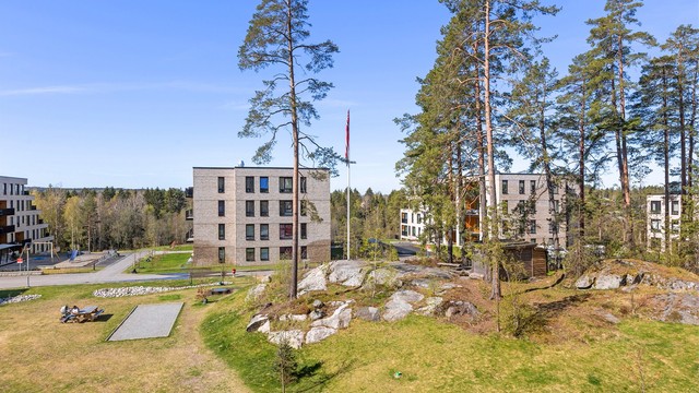 Et barnevennlig område med lekeplasser og trygge fellesarealer.