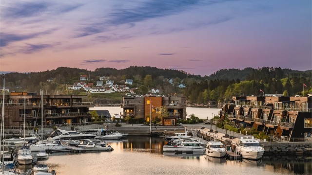 Krogsveen V/Thomas Hauge Presenterer Håkonshellaveien 225, lekker toppleilighet med både båtplass, 2 parkeringsplasser og 80 kvm takterrasse