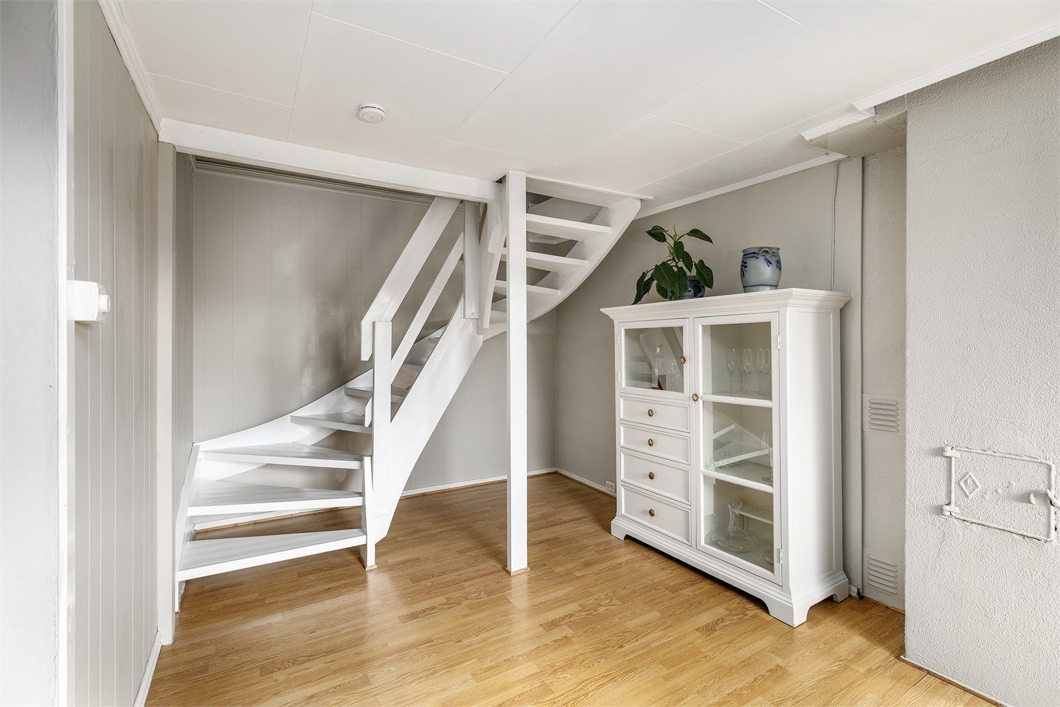 Trappen er videreført, men i likhet med overflatene i flere rom overflatebehandlet.
