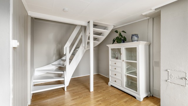 Trappen er videreført, men i likhet med overflatene i flere rom overflatebehandlet.