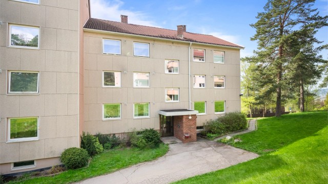Attraktiv beliggenhet på populære Oppsal, i et skjermet og tilbaketrukket boligområde. Her kombinerer man fredelige og grønne omgivelser med sentral beliggenhet.