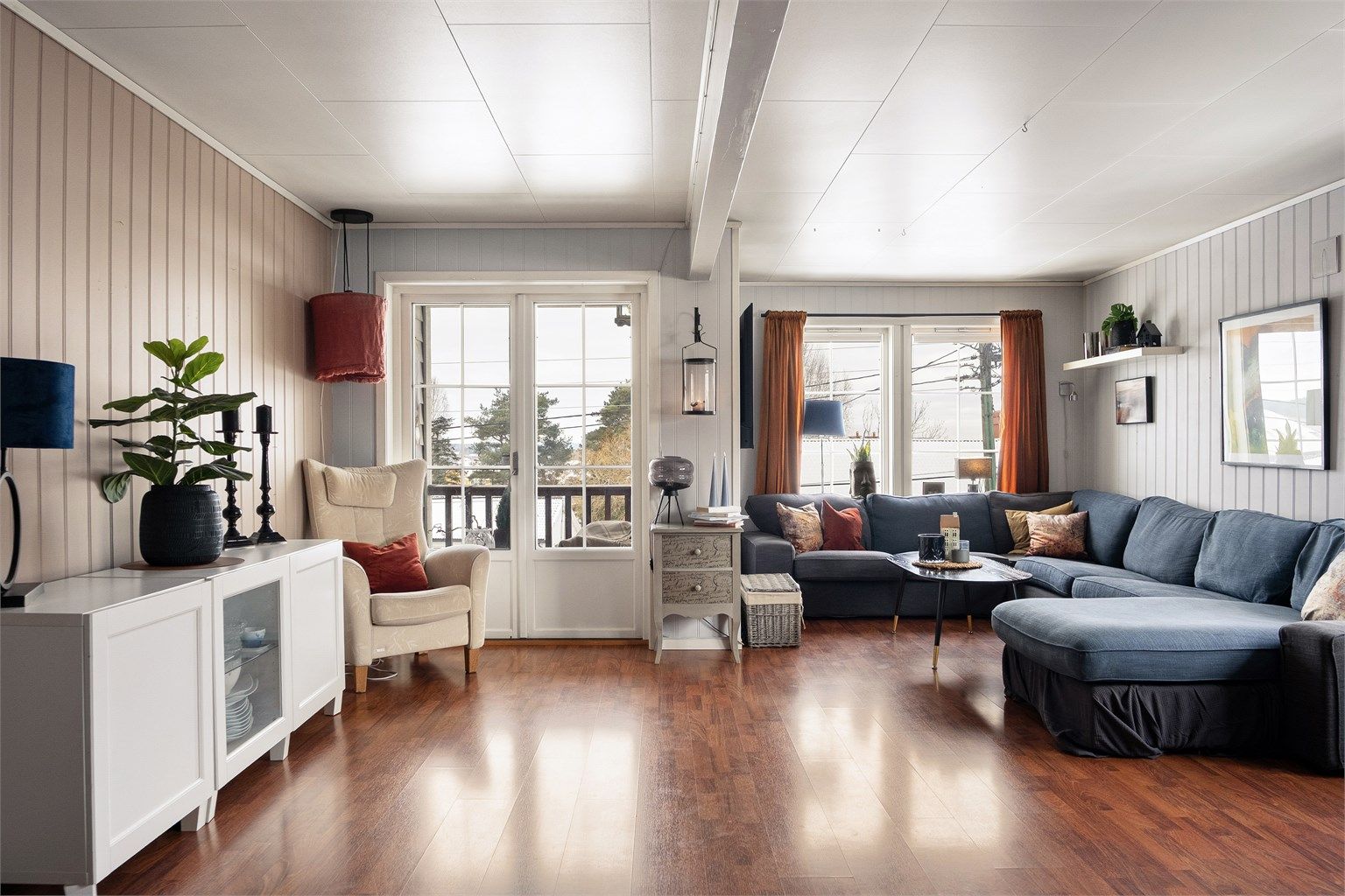 Lys og innbydende stue med direkte adgang til verandaen.