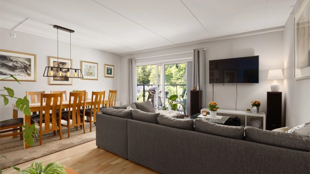 Det er også god plass til spisebord mellom stue og kjøkken. Utgang til en solrik balkong med lite innsyn