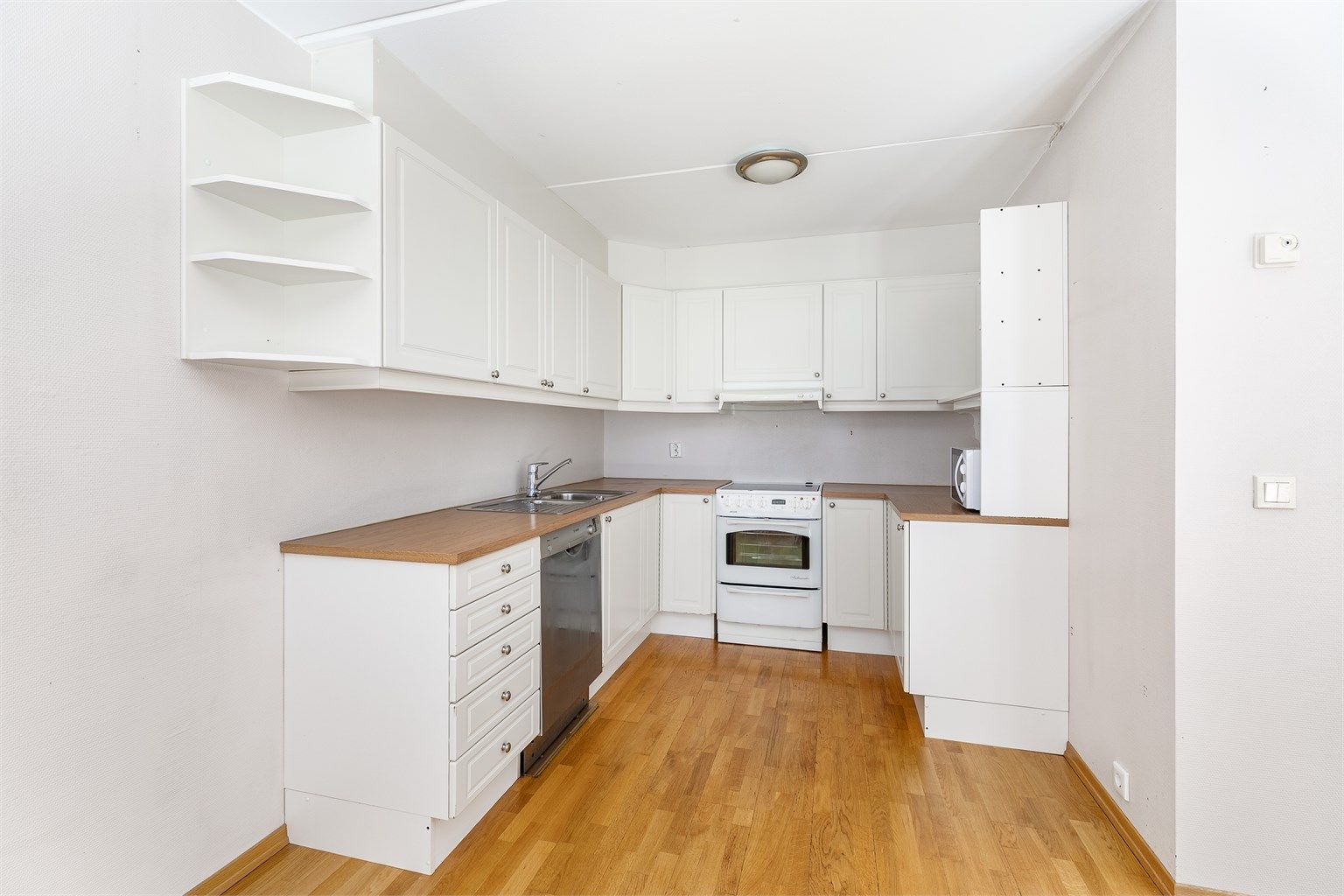 Kjøkkeninnredningen er fra byggeåret, men lite brukspreget. Både komfyr, mikrobølgeovn og oppvaskmaskin medfølger.