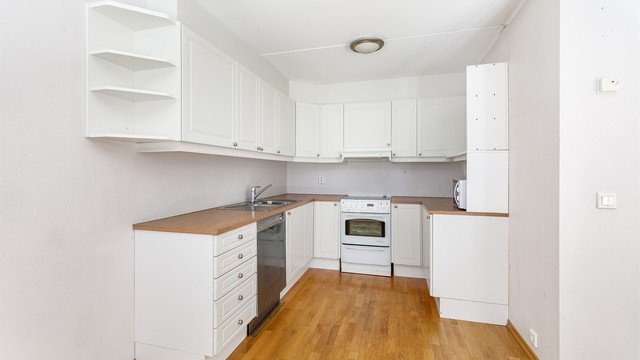 Kjøkkeninnredningen er fra byggeåret, men lite brukspreget. Både komfyr, mikrobølgeovn og oppvaskmaskin medfølger.