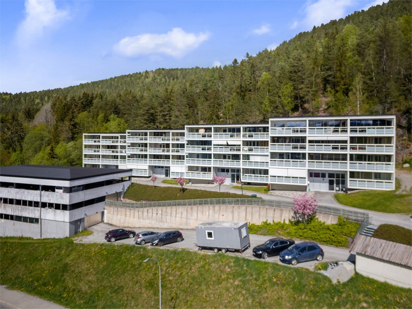Boligblokken er beliggende i høyden på Åssiden. Foto: Ole Thorgeir Solheim Thoresen