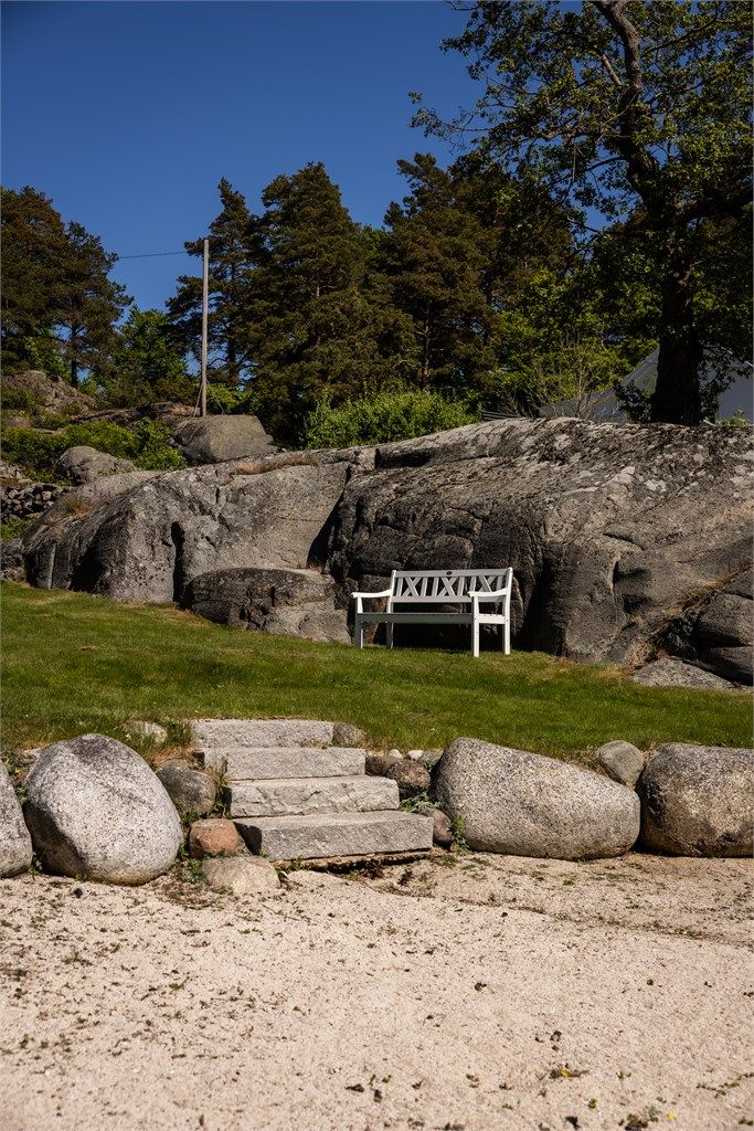 Steintrapp leder fra hagen ned til stranden.