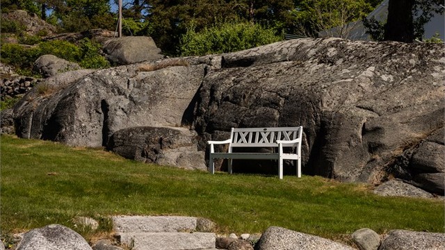 Steintrapp leder fra hagen ned til stranden.