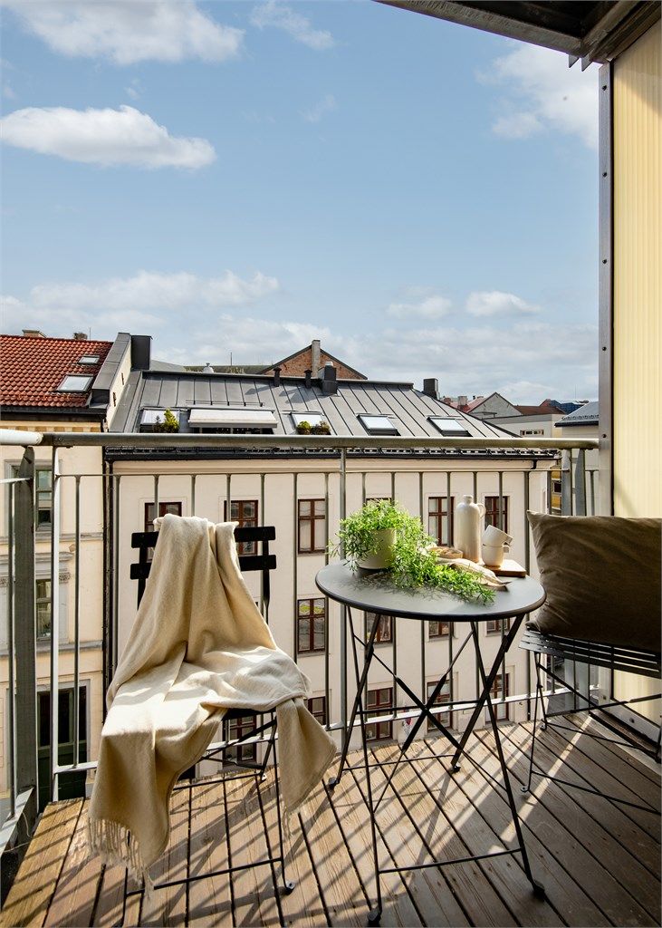 Med leiligheten får du en hyggelig balkong på 5 kvm. Med formiddagssol og vendt mot rolig gate. 